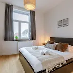 Huswell - Charming Apartment Just Steps From The Beach.