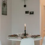 Huswell - Charming Apartment Just Steps From The Beach.